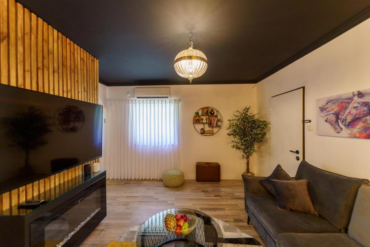 Hotel שניר 119 - סוויטה מדהימה לזוגות וסוויטה קסומה למשפחות בכפר ורדים Extérieur photo